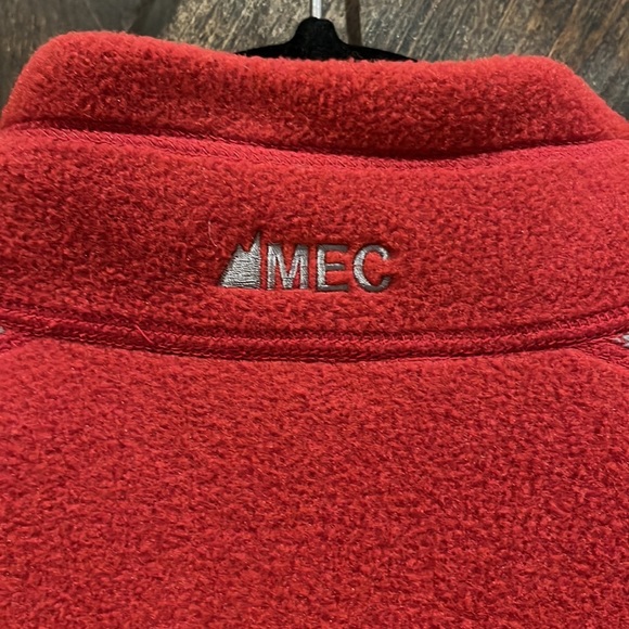 MEC fleece red and grey vest - Picture 3 of 9